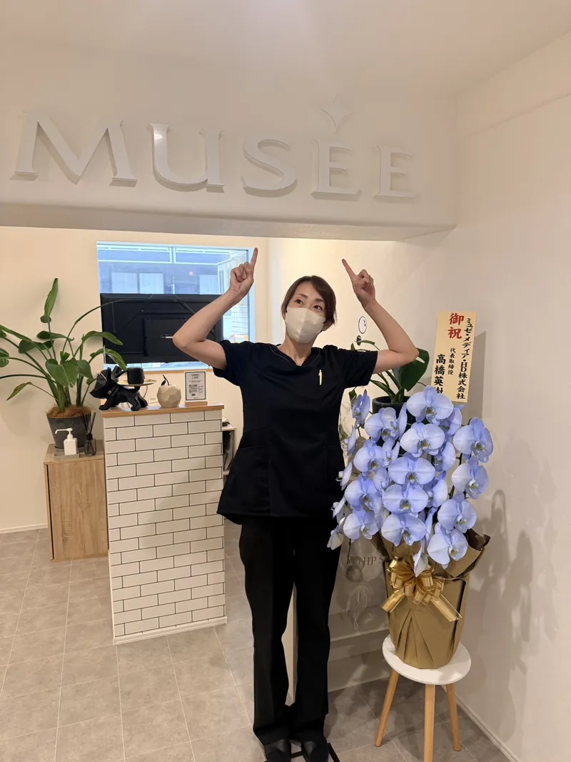 受付に立つ店長