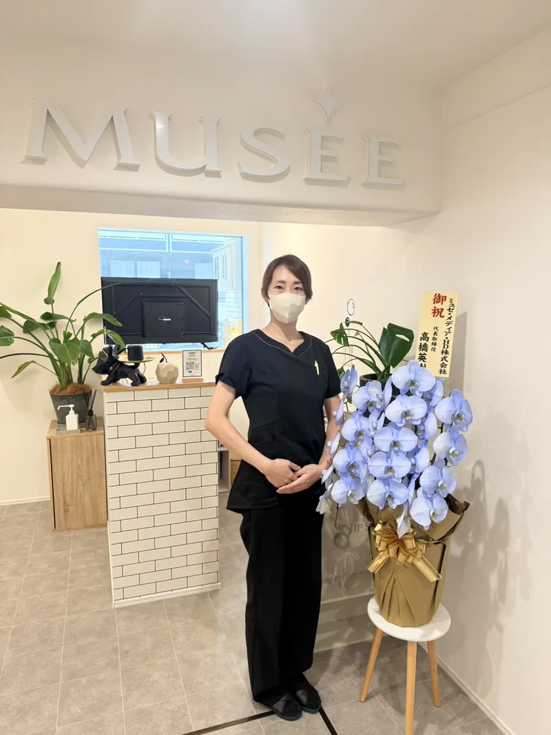 店内に立つ店長の松浦さゆりさん