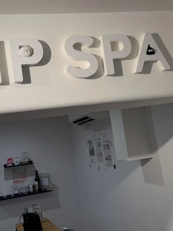 店内の壁に付いた WHIP SPA の文字と、化粧品の棚