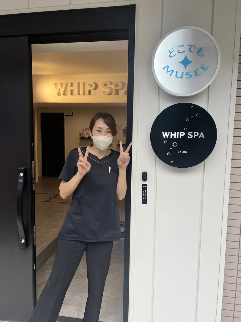 入口で迎える店長